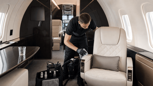 Detailing interieur jet prive : cuir, moquette et boiseries - The Street Washers