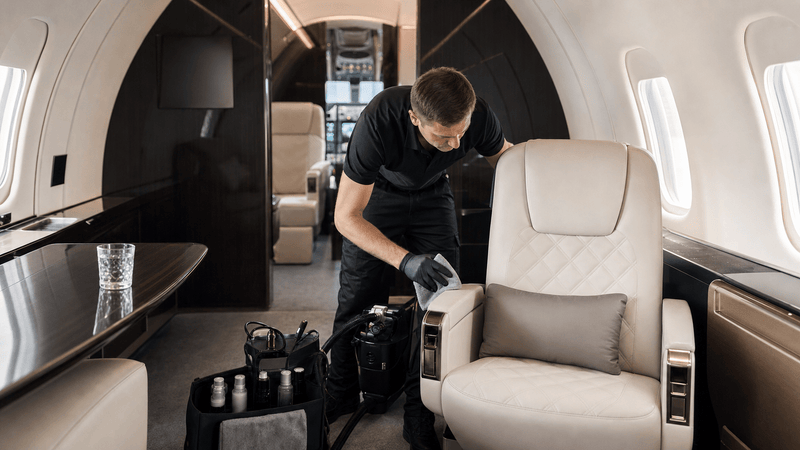 Detailing interieur jet prive : cuir, moquette et boiseries - The Street Washers