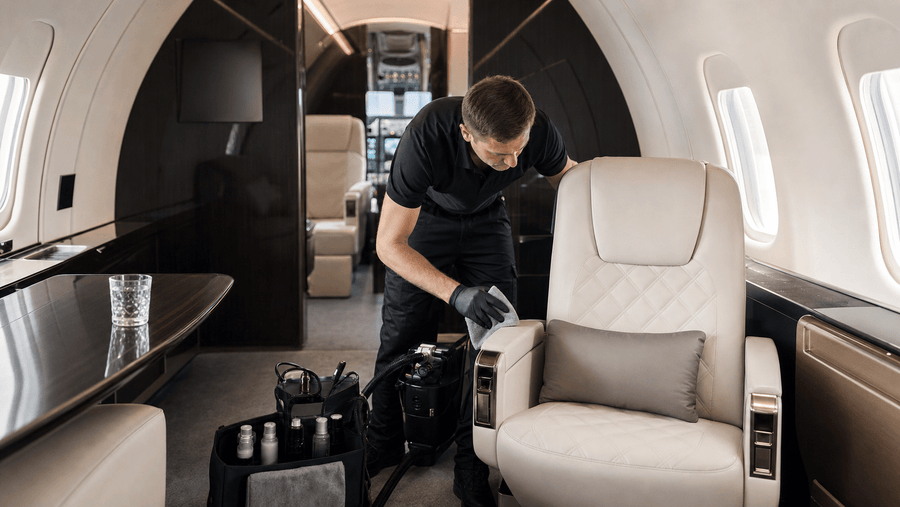 Detailing interieur jet prive : cuir, moquette et boiseries