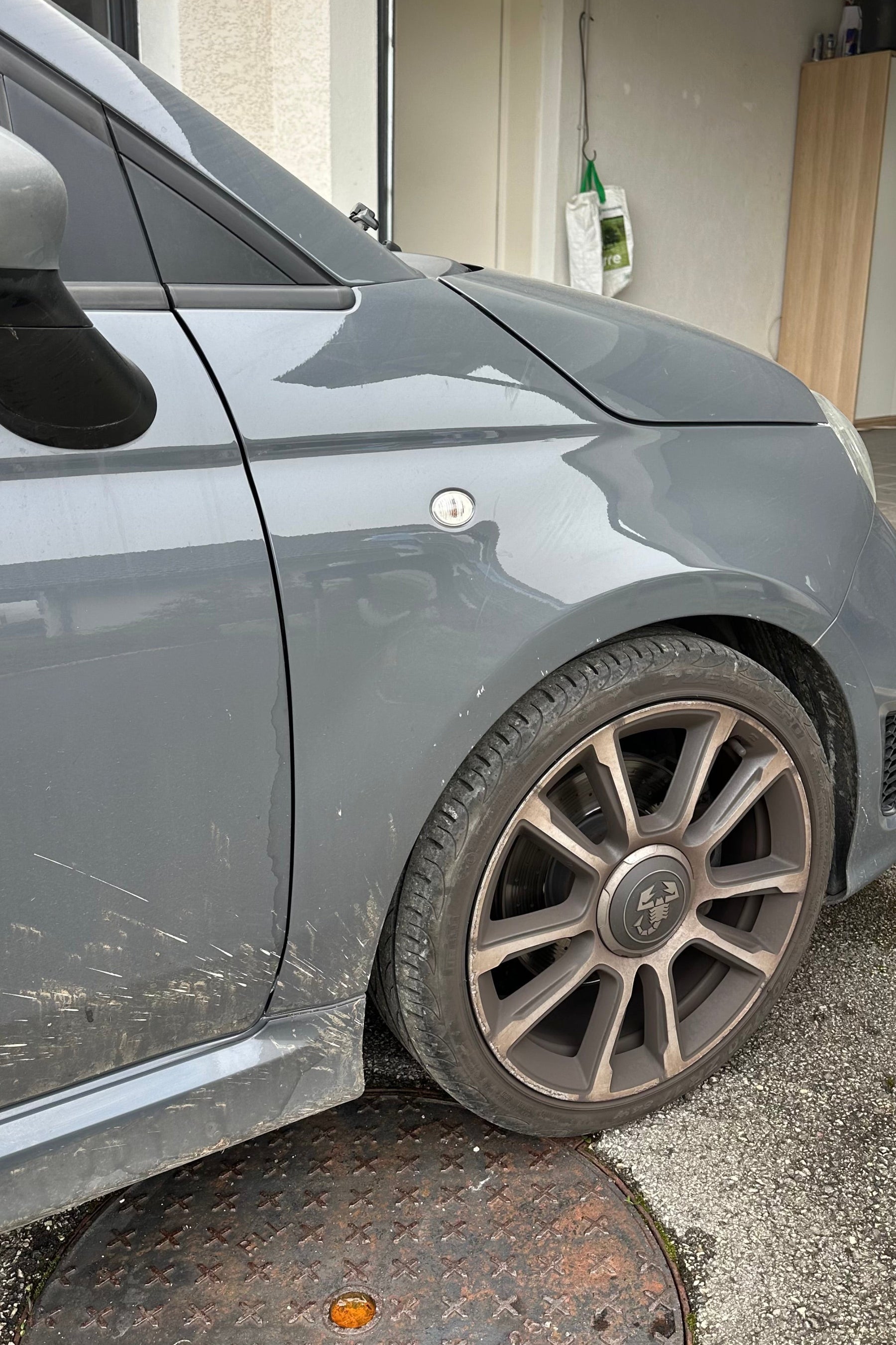 Fiat 500 Abarth avant detailing extérieur avec carrosserie présentant des saletés, traces de route et manque de brillance.