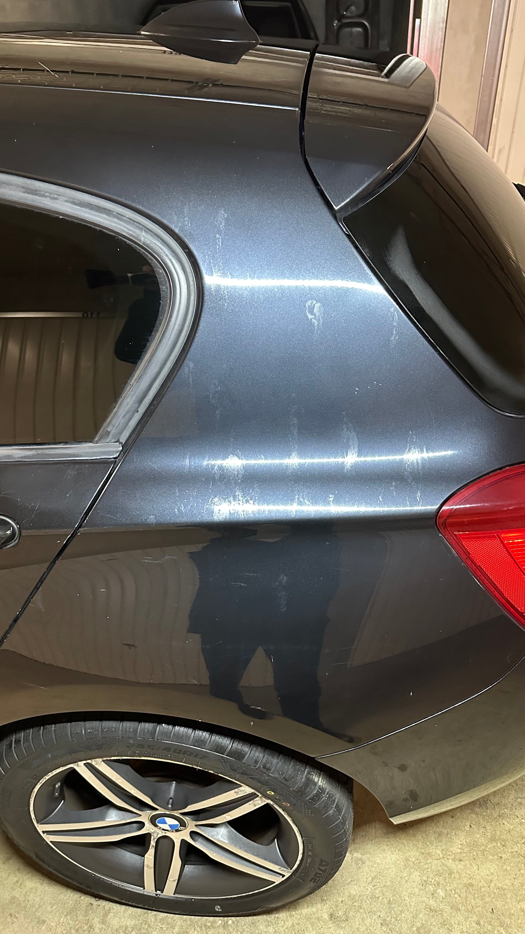 Polissage de carrosserie BMW Série 1 après traces de fiente d'oiseau sur le vernis.