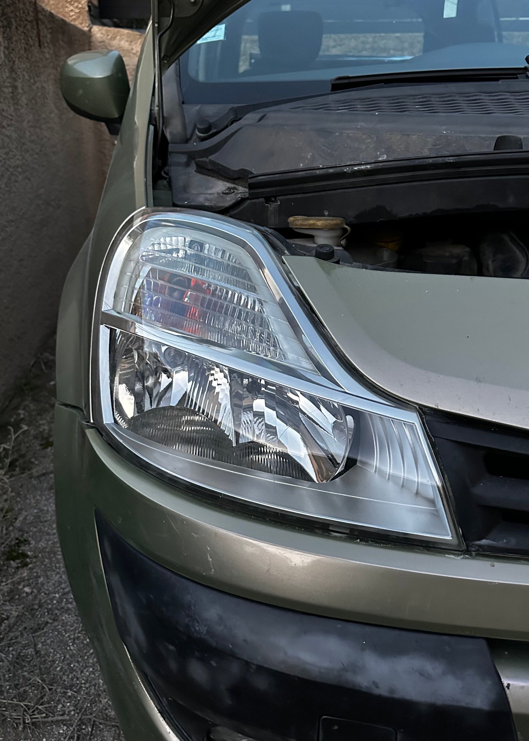 Phare avant Renault Modus après rénovation avec une transparence et une luminosité restaurées.