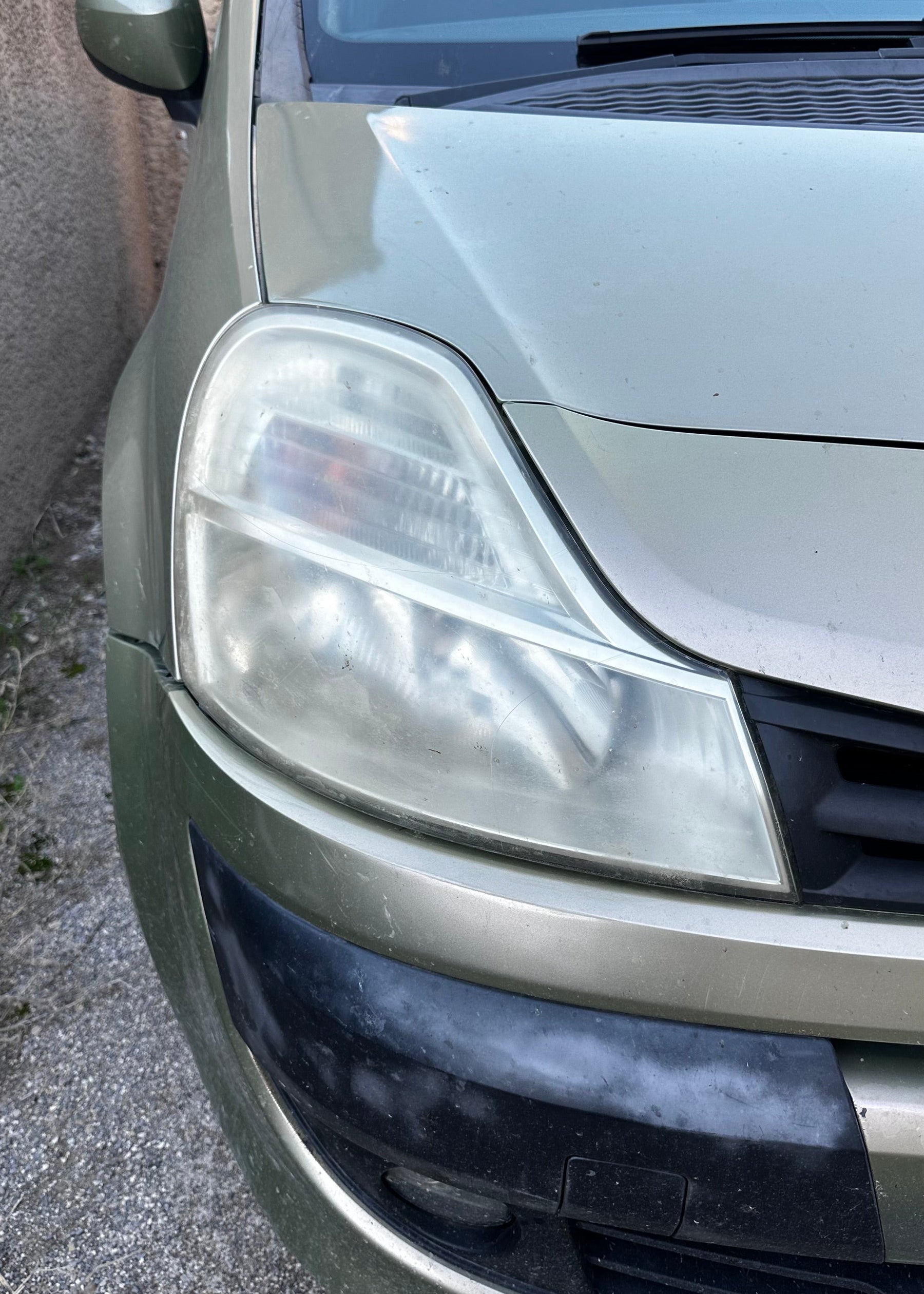 Phare avant Renault Modus avant rénovation avec optique ternie et jaunie.