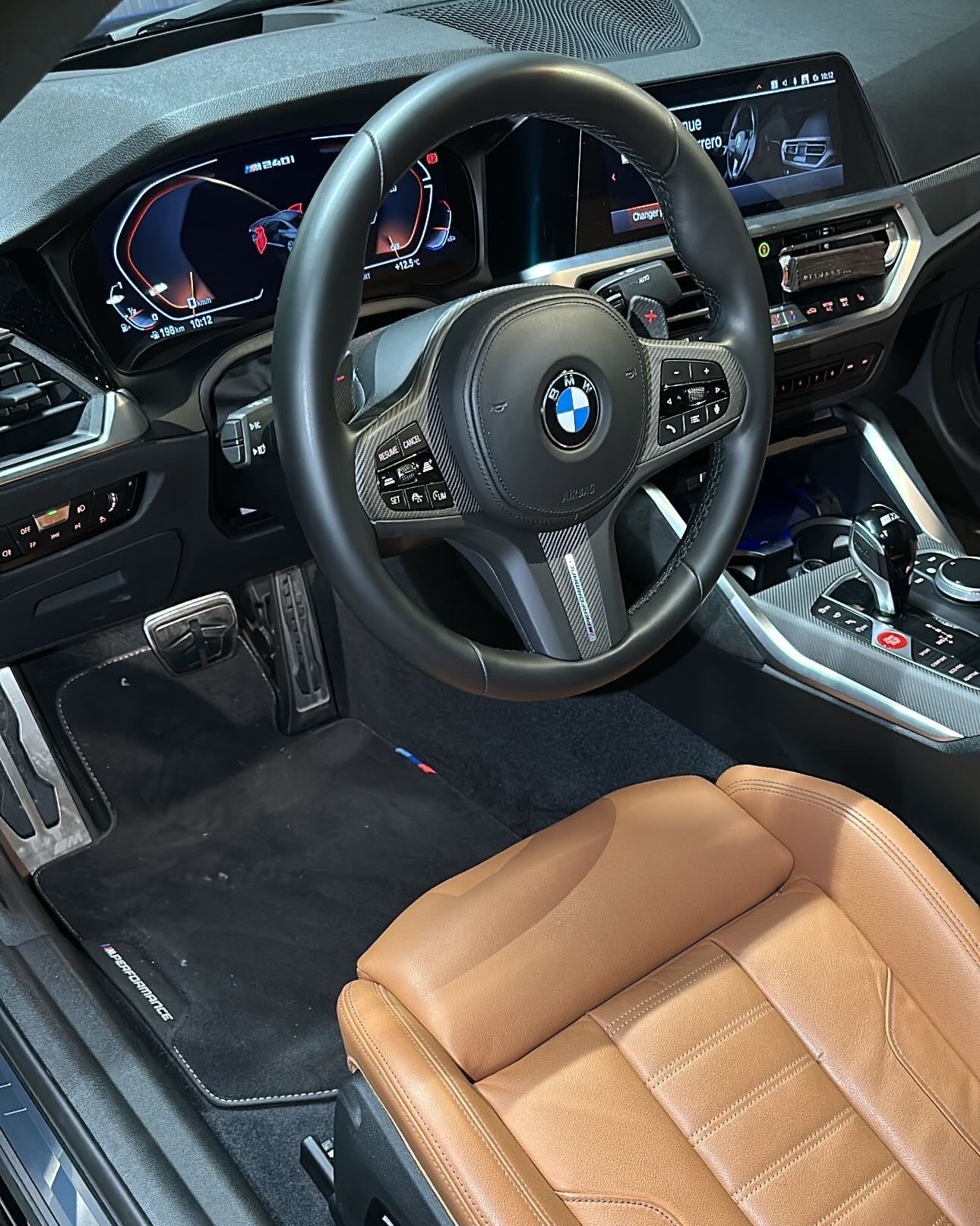 Intérieur BMW 240i avant nettoyage premium avec poussières, saletés et tapis encrassés.