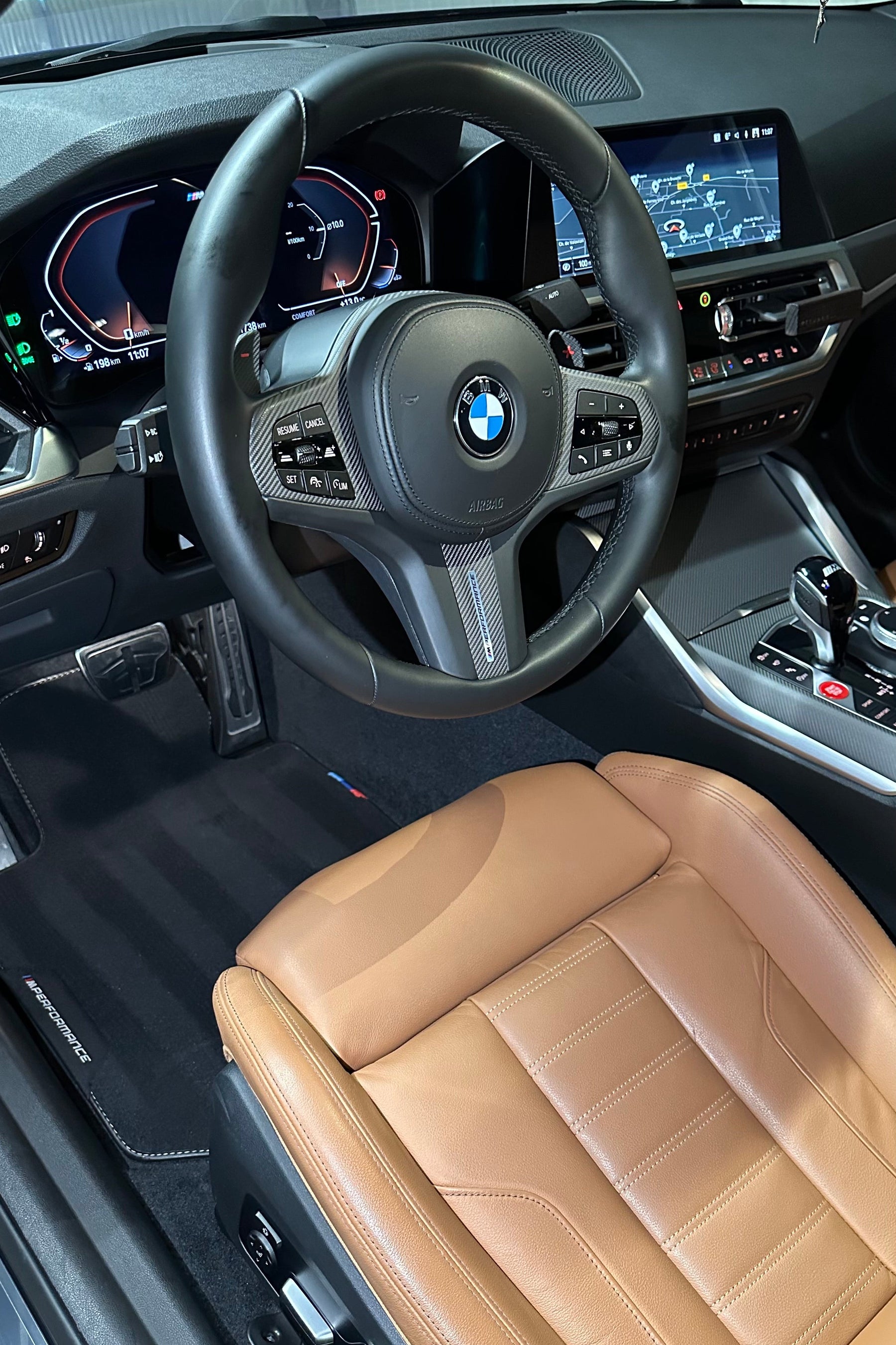 Résultat après nettoyage intérieur premium BMW 240i avec moquettes, tapis et surfaces entièrement rénovés.